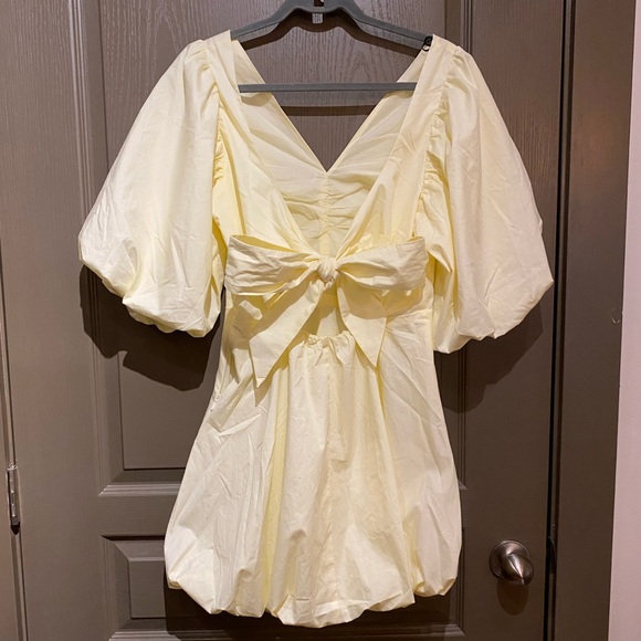 NWT H&M Tie-back puffy dress
Colour- Pale yellow - Picture 11 of 16